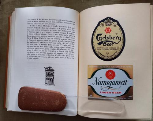 Raccolta di etichette di birre famose presenti nel libro.