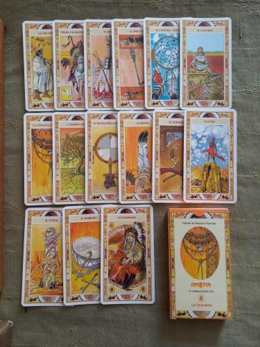 Veduta delle 33 carte divinatorie.  Belle illustrazioni di oggetti, abitudini ed elementi sacri per i Pellirosse e della loro cultura.