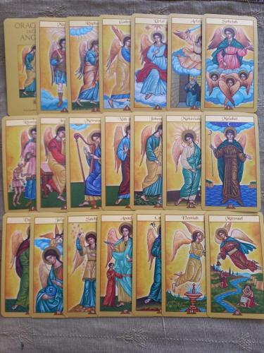 Veduta delle 32 carte dei tarocchi degli angeli e della carta introduttiva in stato di nuovo. Con il nome di ogni angelo riportato in alto.