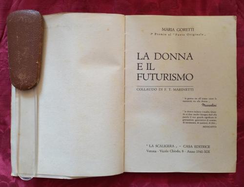 Frontespizio con anno di stampa, casa editrice ed autrice. Con frase di Mussolini e di BENEDETTA. Collaudo di F.T. Marinetti.